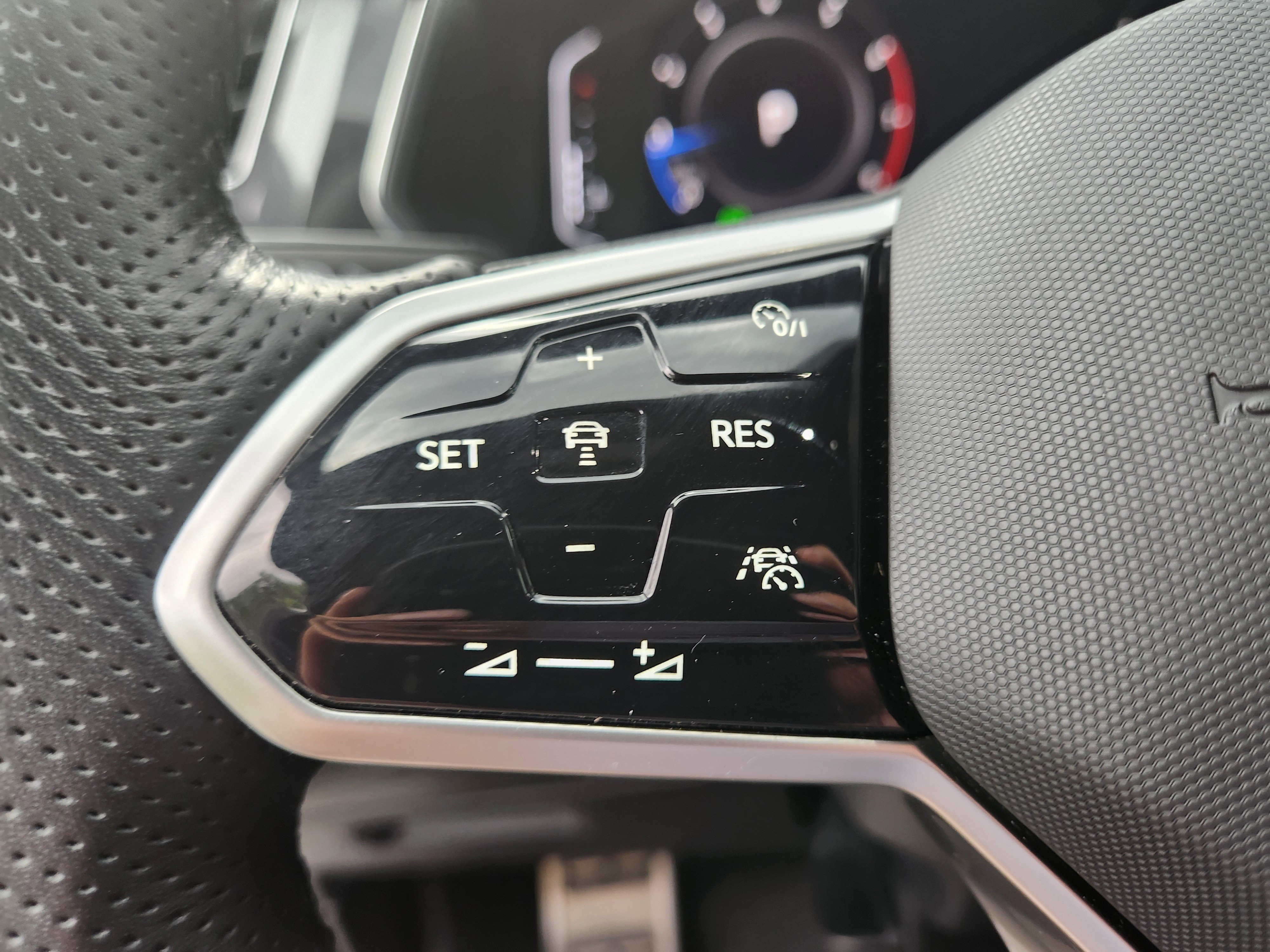 Certified 2022 Volkswagen Tiguan SEL R-Line image 16