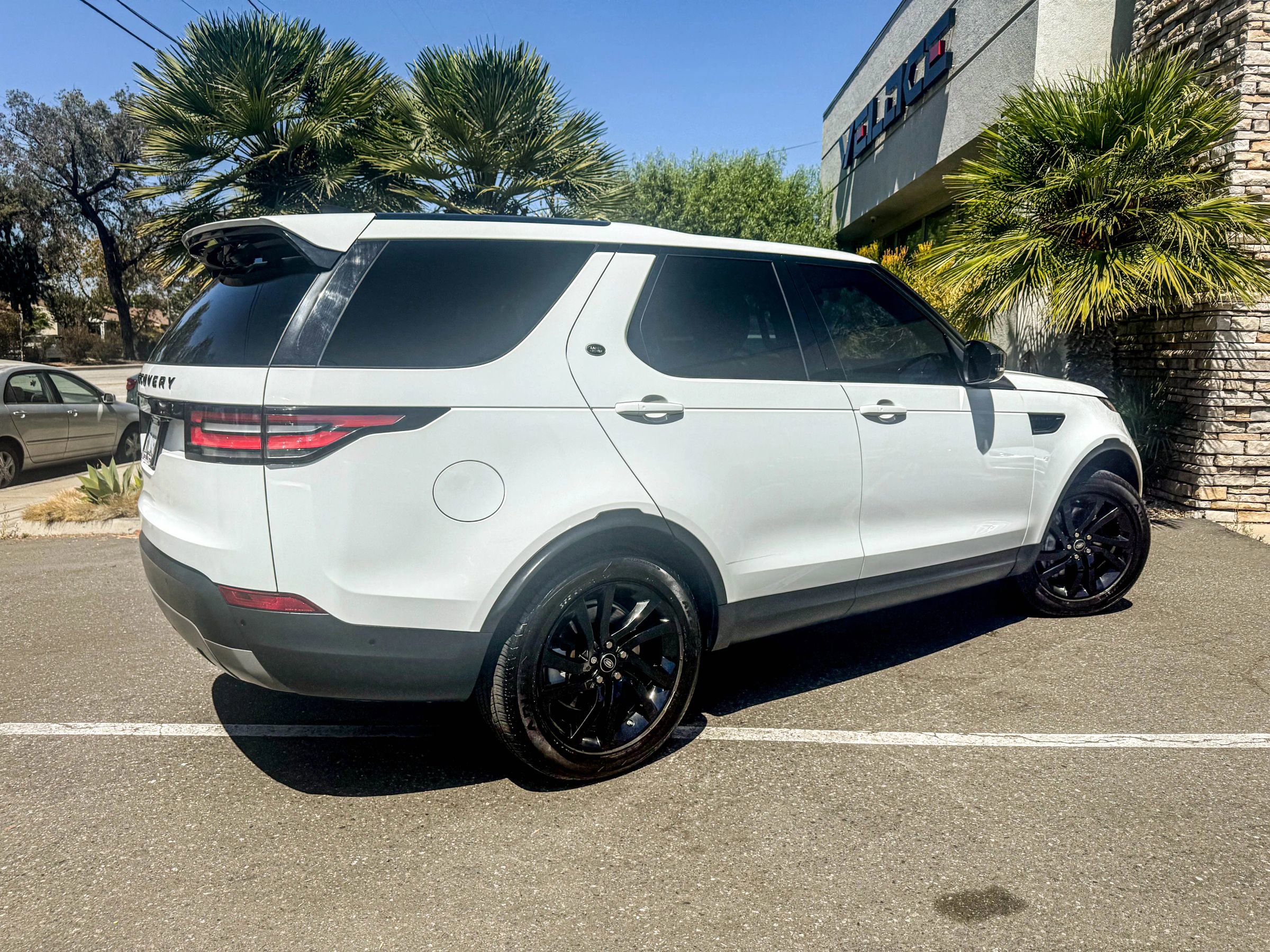 Used 2020 Land Rover Discovery HSE image 7