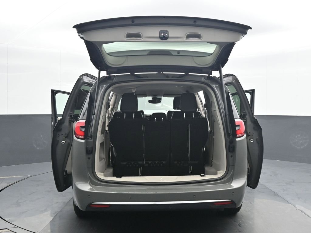 Used 2023 Chrysler Pacifica Touring-L image 25