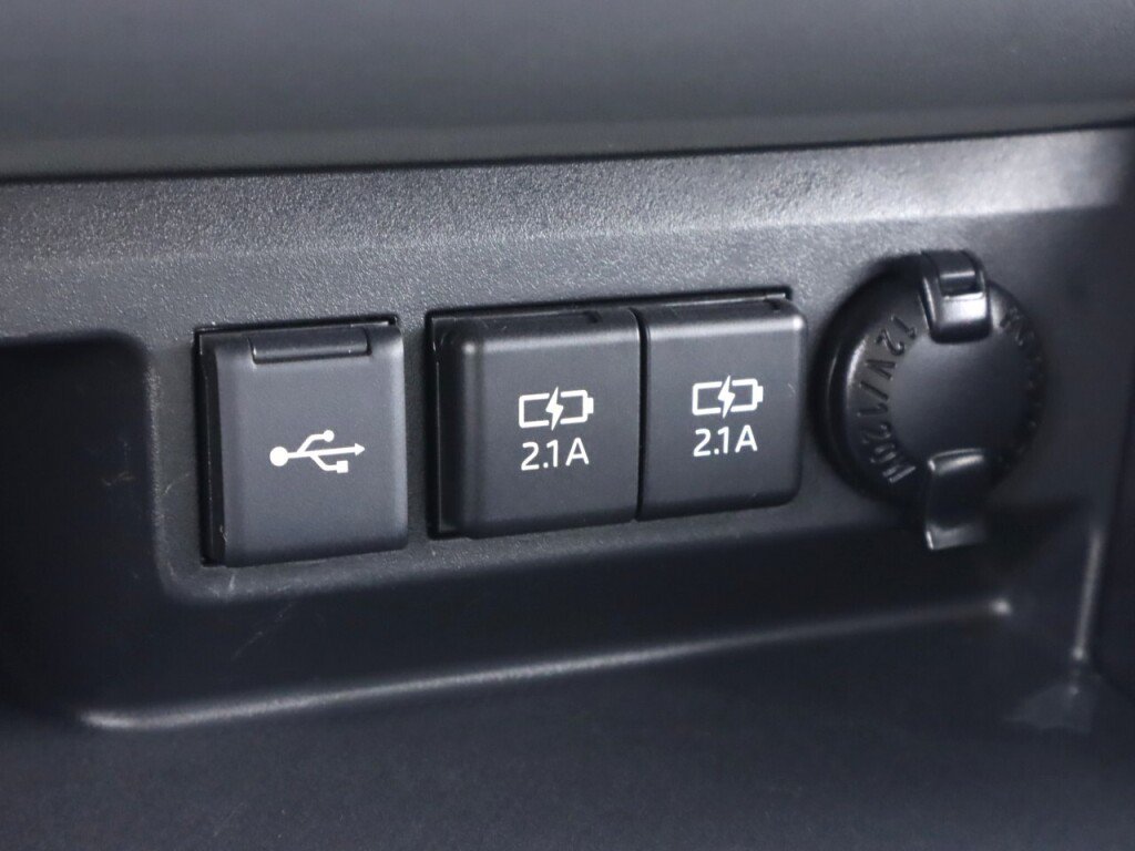 Used 2020 Toyota Highlander LE AWD/4WD image 24