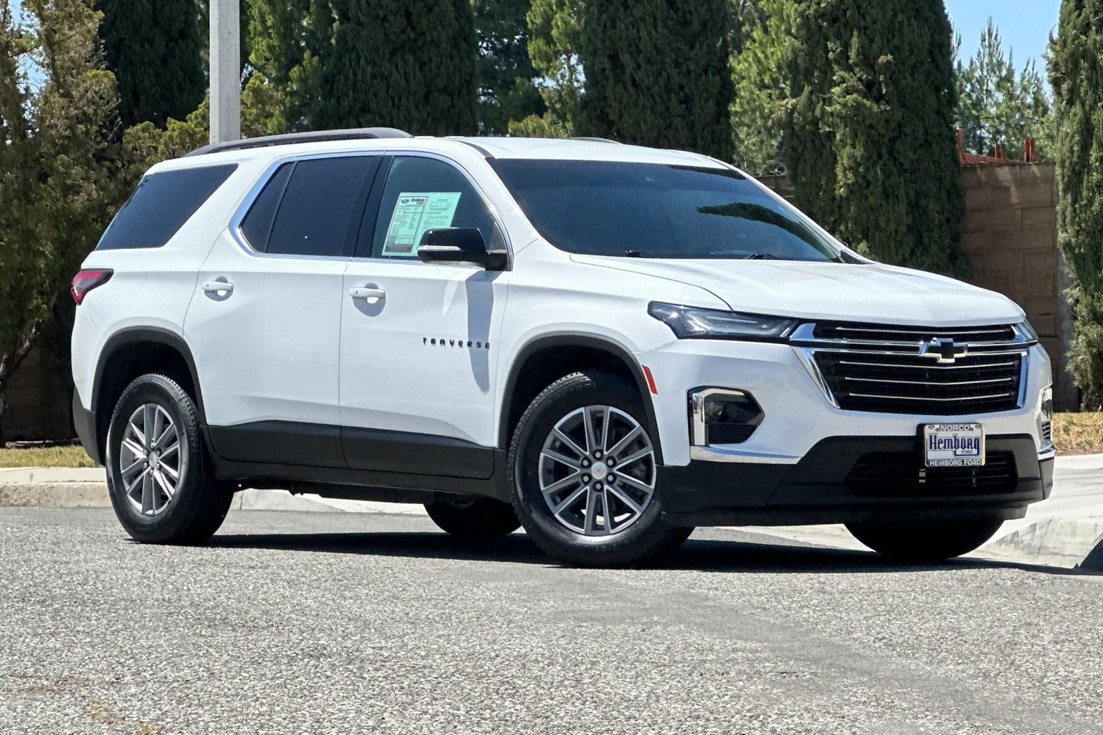 Used 2022 Chevrolet Traverse LT w/ LPO, Blackout Package FWD image 2