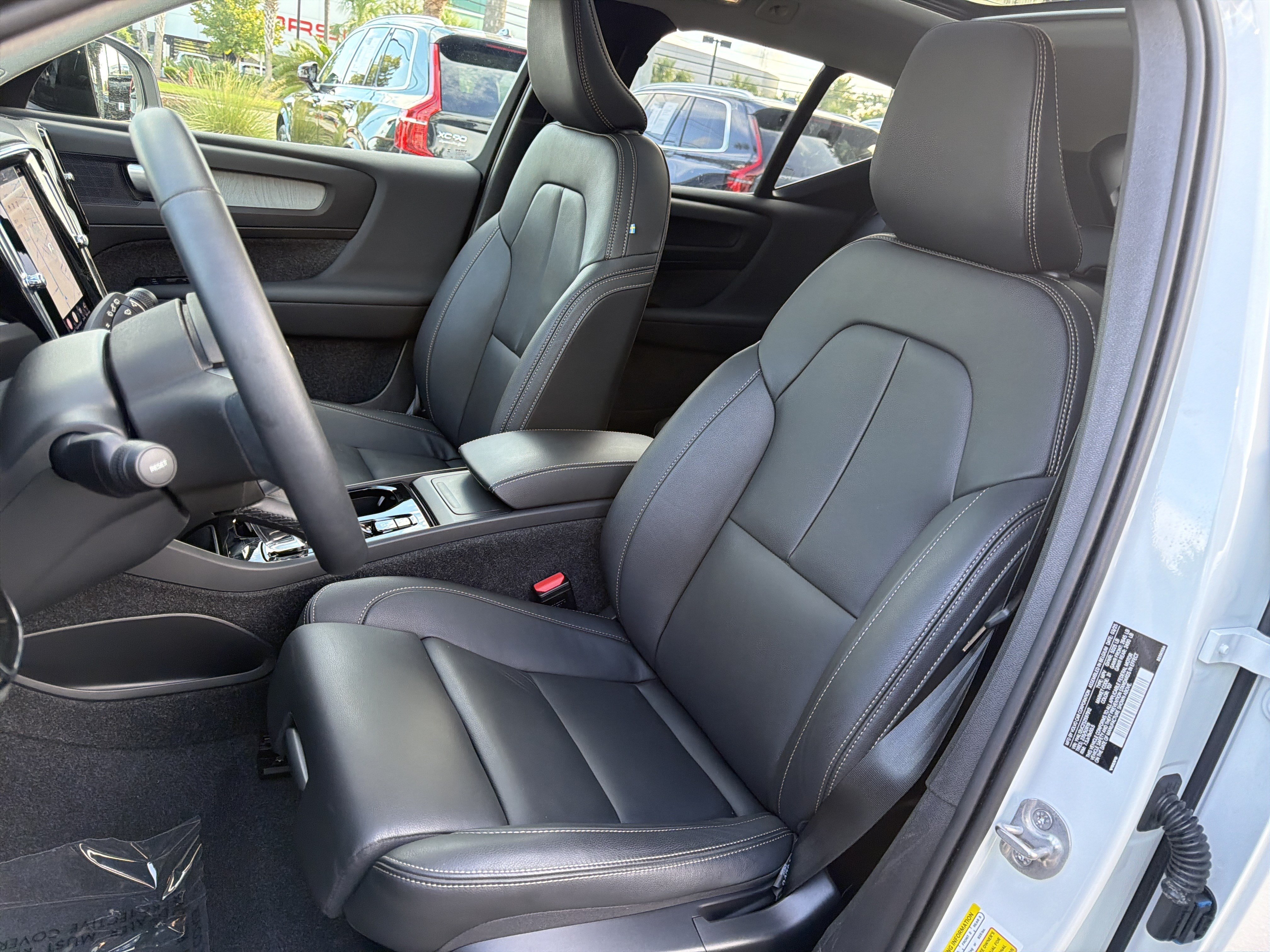 Certified 2025 Volvo XC40 B5 Plus AWD/4WD image 16