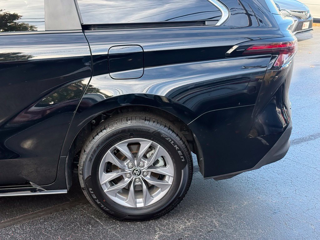 Used 2026 Toyota Sienna XLE FWD image 4
