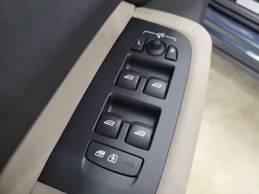 New 2026 Volvo XC60 B5 Plus w/ Protection Package Premier image 22