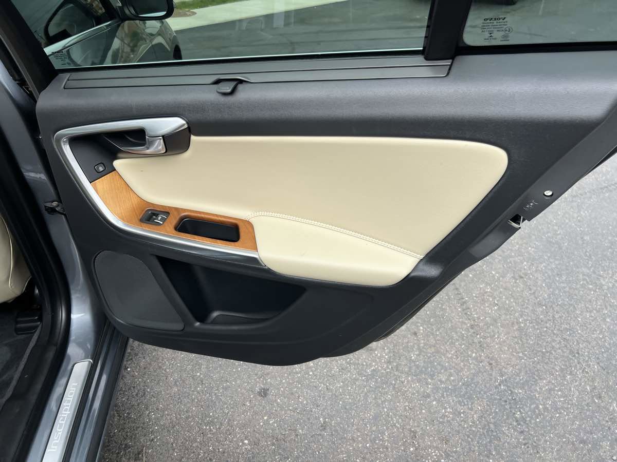 Used 2018 Volvo S60 T5 Inscription Platinum image 17