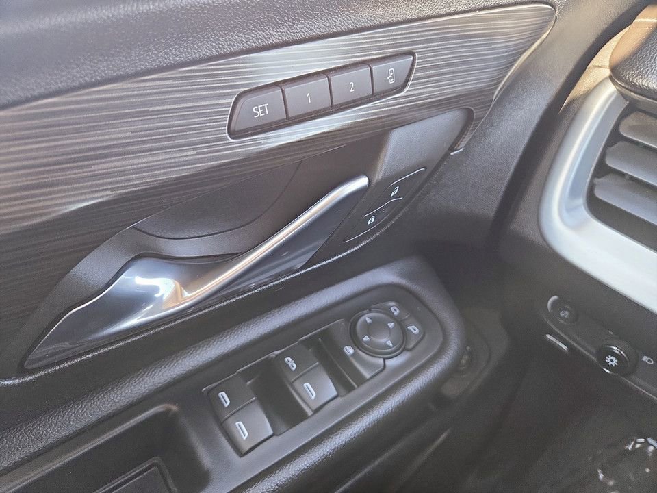 Used 2023 GMC Terrain SLT image 28