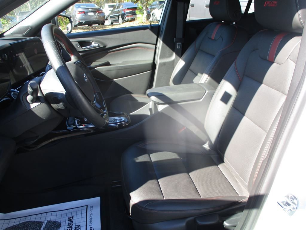 Used 2025 Chevrolet Trax RS w/ Driver Confidence Package image 8