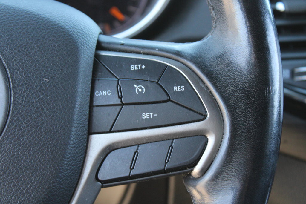 Used 2020 Jeep Grand Cherokee Altitude RWD image 24