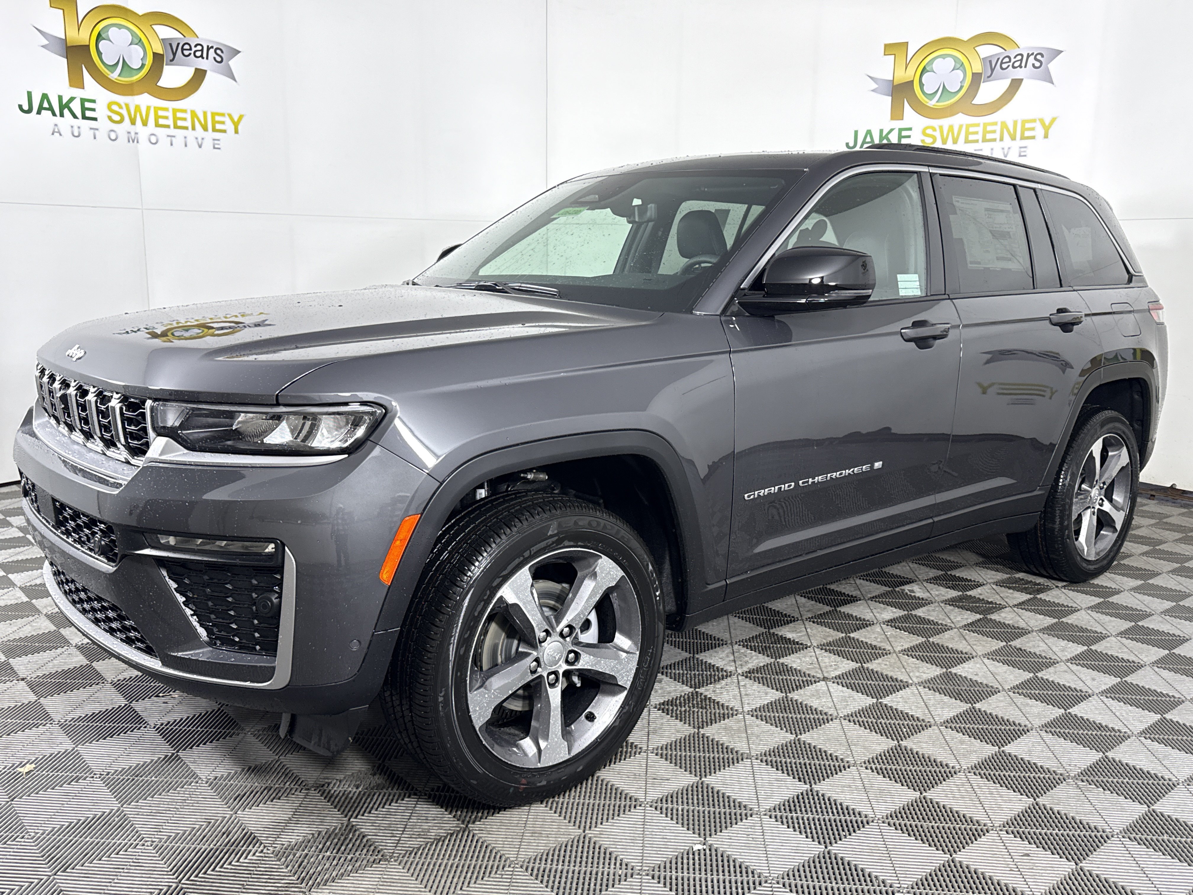 New 2026 Jeep Grand Cherokee Limited w/ Luxury Tech Group II AWD/4WD image 4