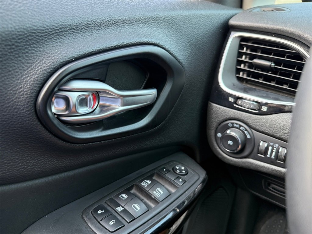 Used 2023 Jeep Cherokee Altitude Lux image 17