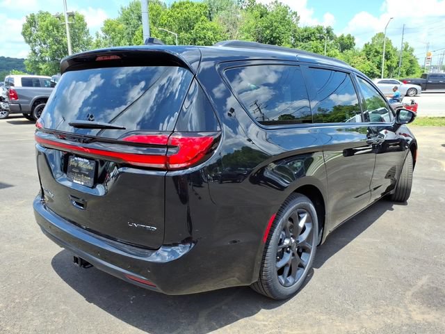 New 2027 Chrysler Pacifica Limited FWD image 3