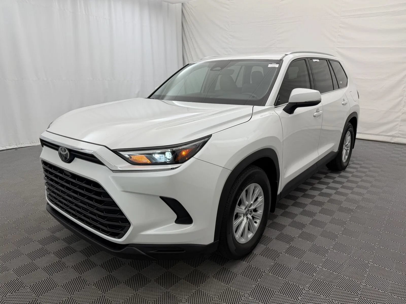 Used 2024 Toyota Grand Highlander FWD image 2