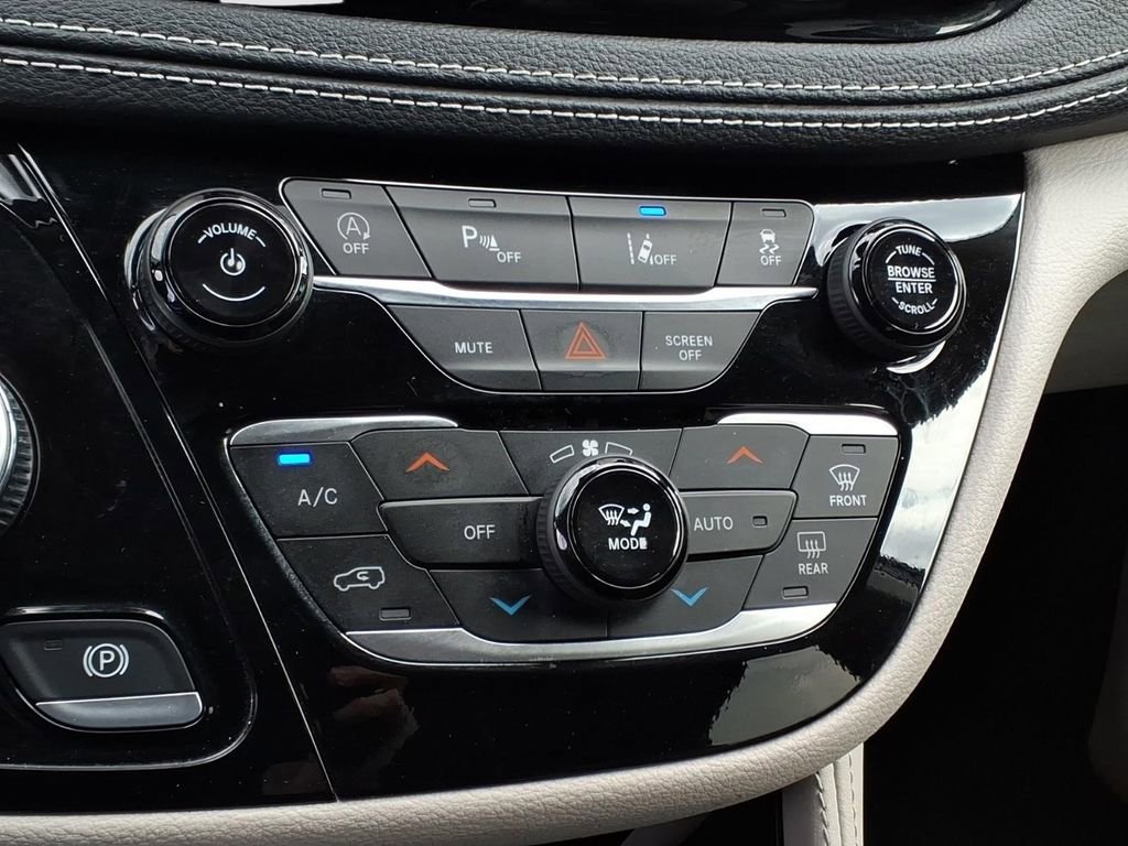 Used 2023 Chrysler Pacifica Limited FWD image 17