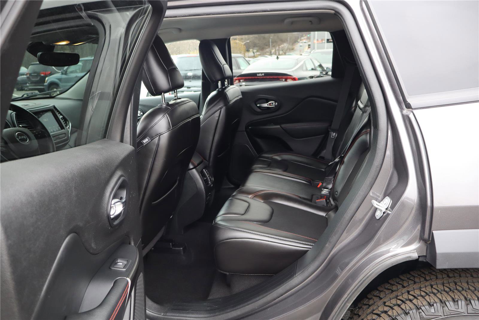 Used 2019 Jeep Cherokee Trailhawk image 24