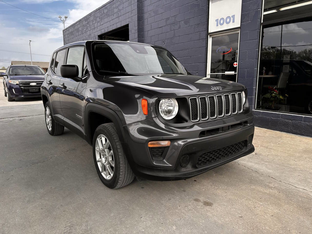 Used 2023 Jeep Renegade Latitude AWD/4WD image 2