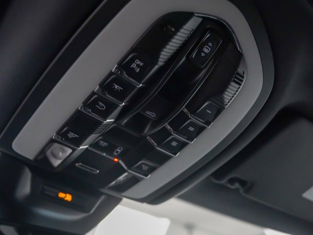 Certified 2025 Porsche Macan image 28