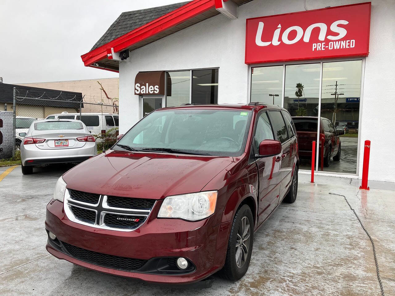 Used 2017 Dodge Grand Caravan SXT image 3