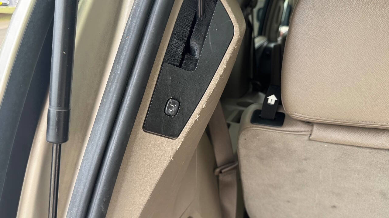 Used 2014 Chrysler Town & Country Touring FWD image 22
