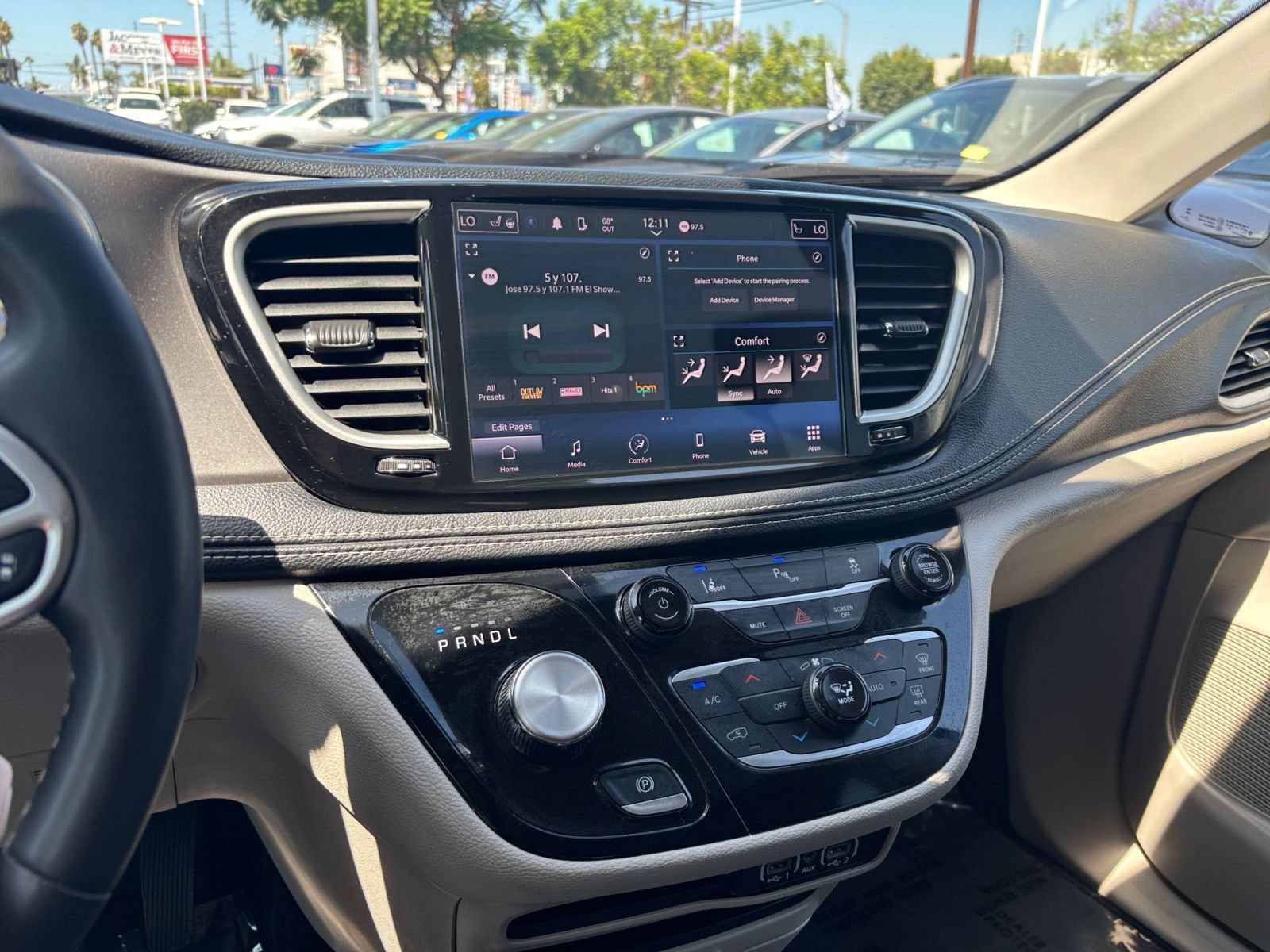 Used 2023 Chrysler Pacifica Touring-L FWD image 16