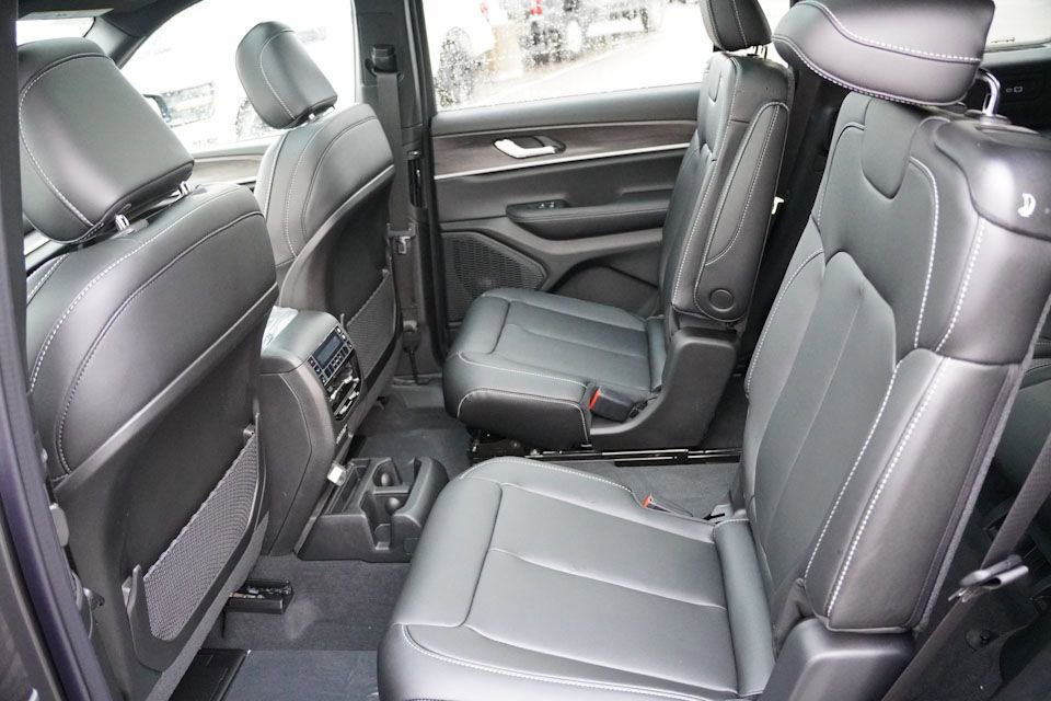 New 2025 Jeep Grand Cherokee L Limited image 11