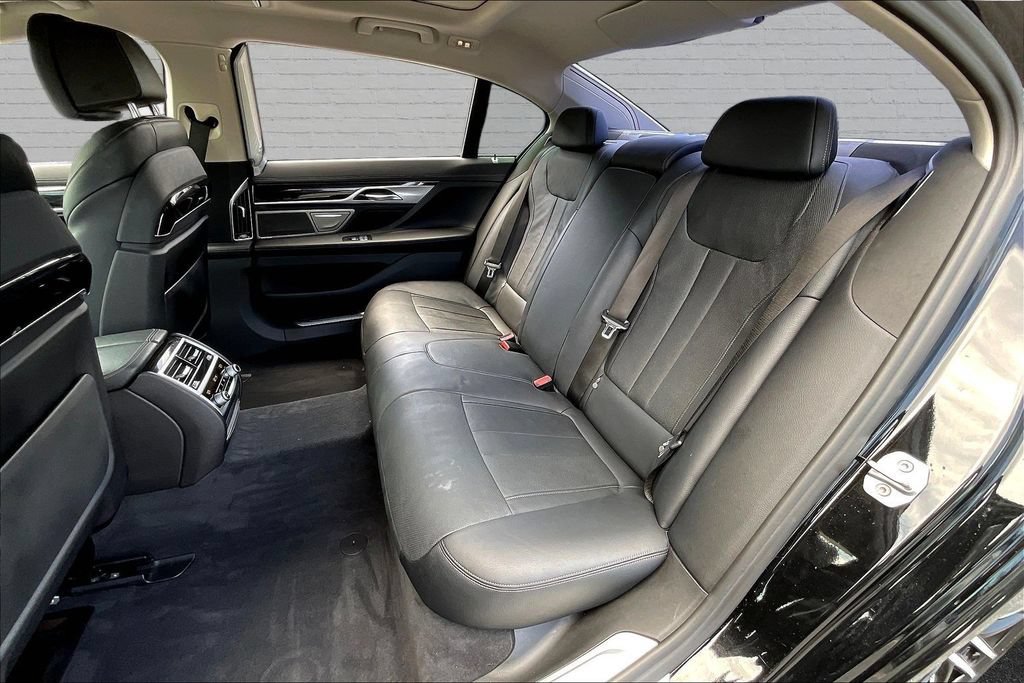 Used 2020 BMW 745e xDrive AWD/4WD image 21