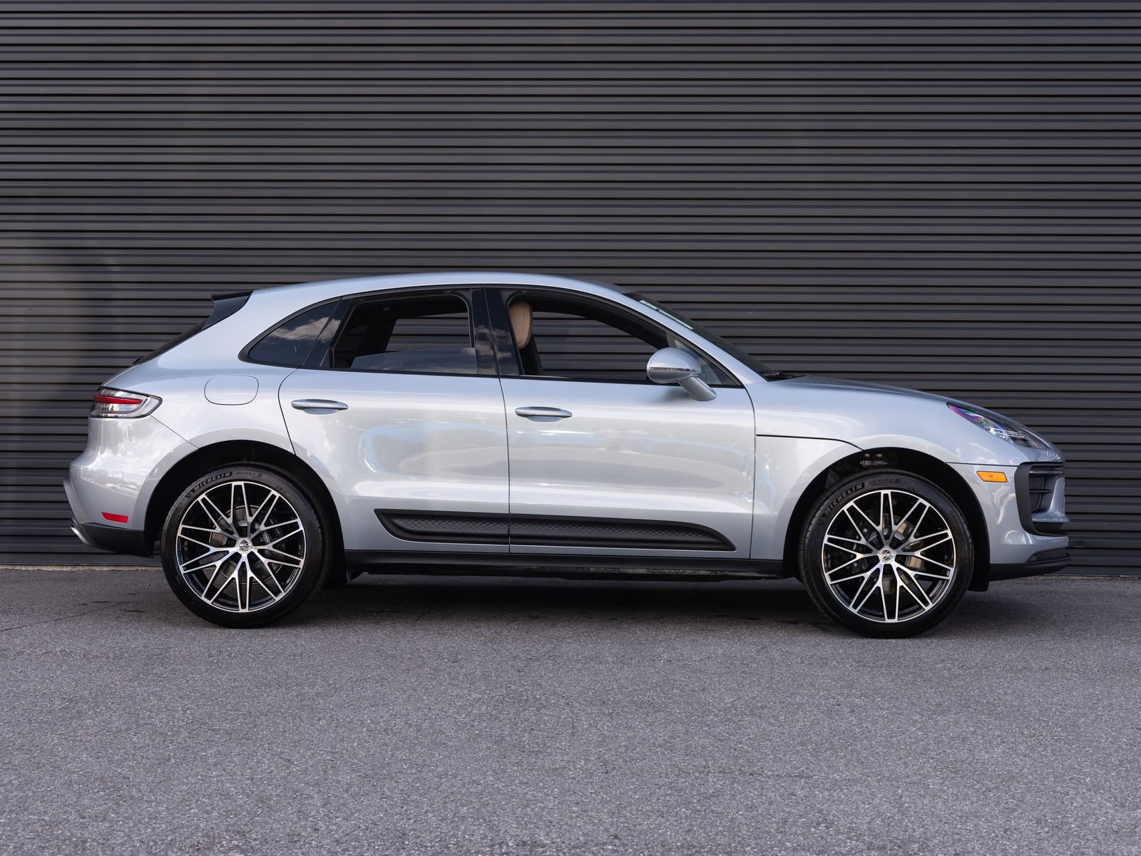 Certified 2026 Porsche Macan AWD/4WD image 8