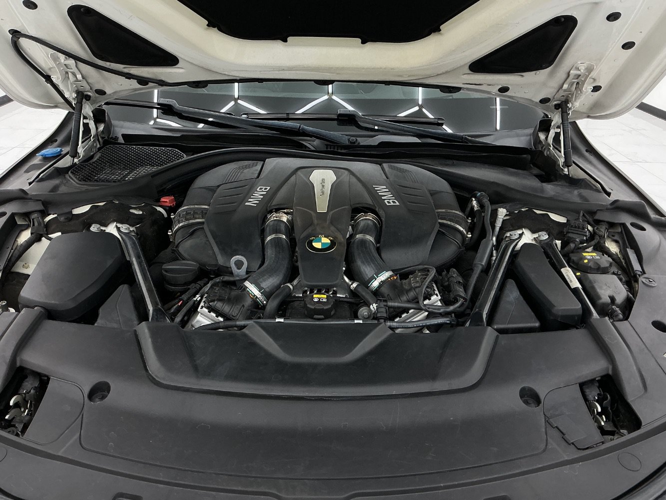 Used 2018 BMW 750i RWD image 45