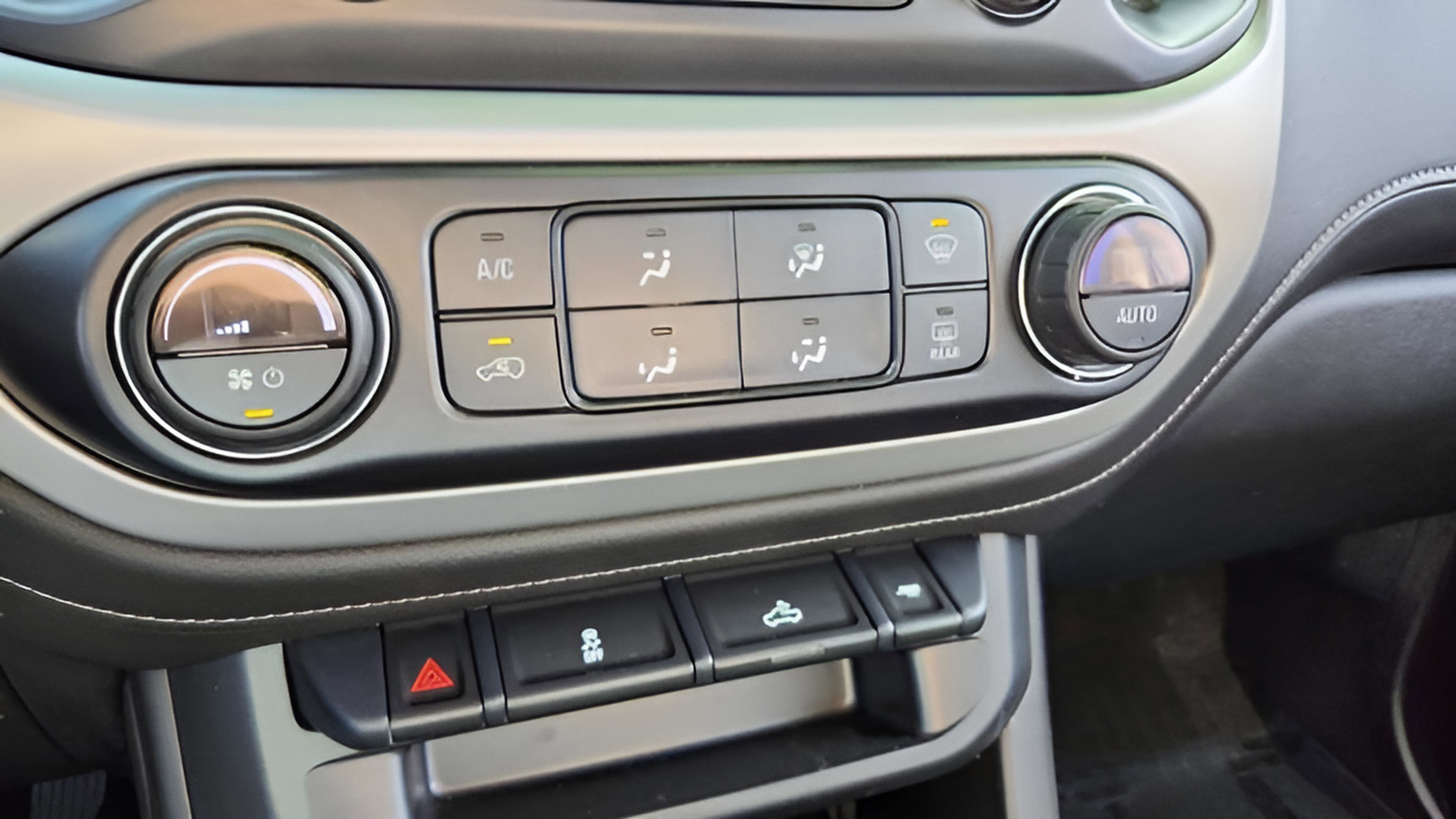 Used 2017 GMC Canyon SLE w/ Nightfall Edition image 26