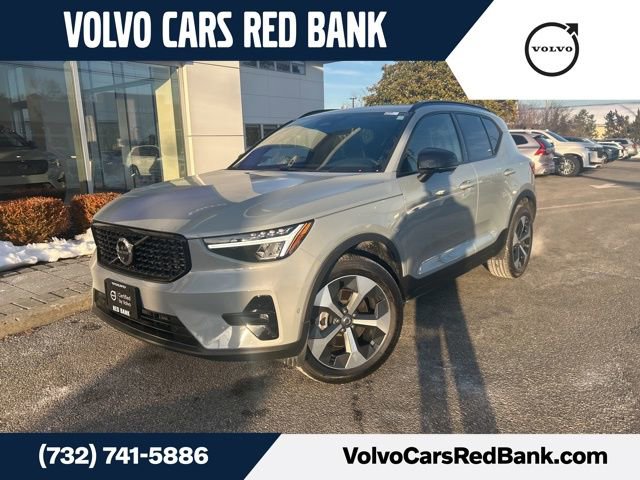 Used 2025 Volvo XC40 B5 Plus image 1