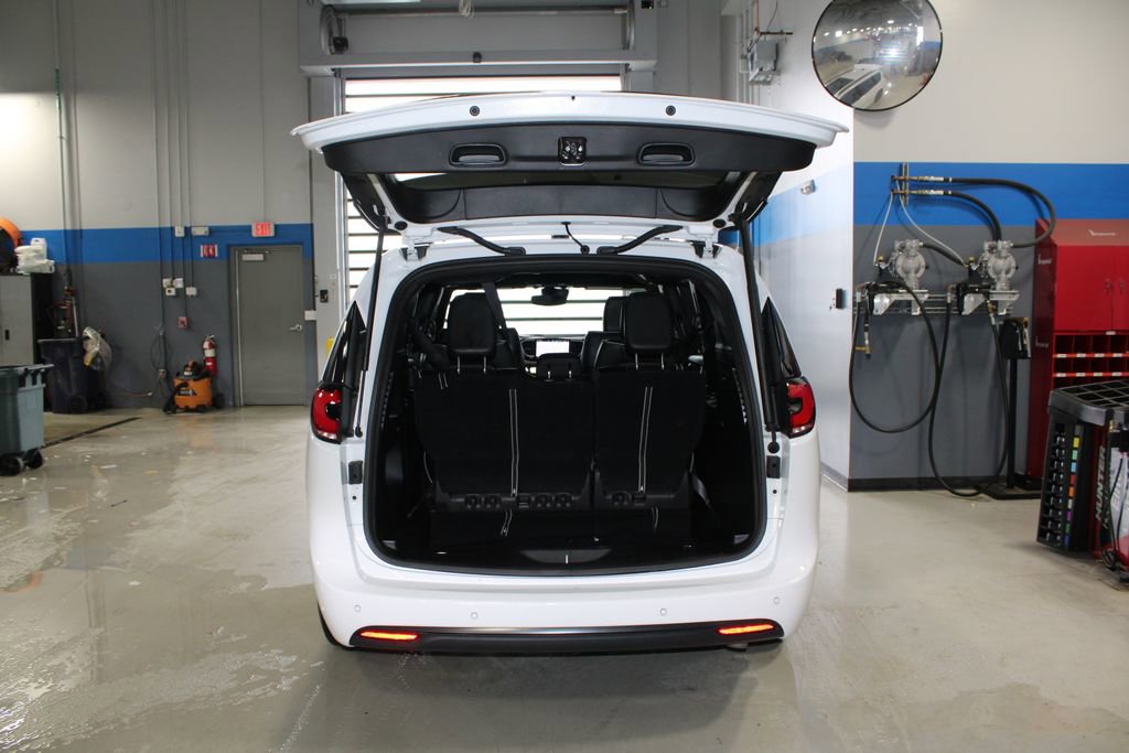 Used 2025 Chrysler Pacifica Limited FWD image 41