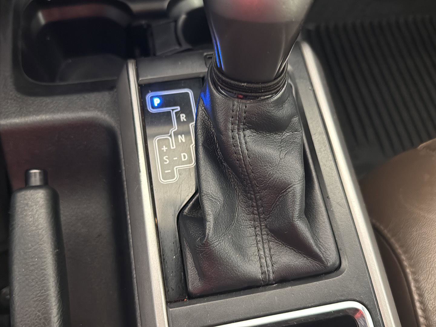 Used 2016 Toyota Tacoma Limited w/ Towing Package image 15