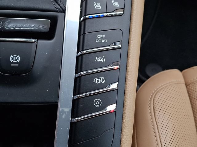 Certified 2018 Porsche Macan AWD/4WD image 29