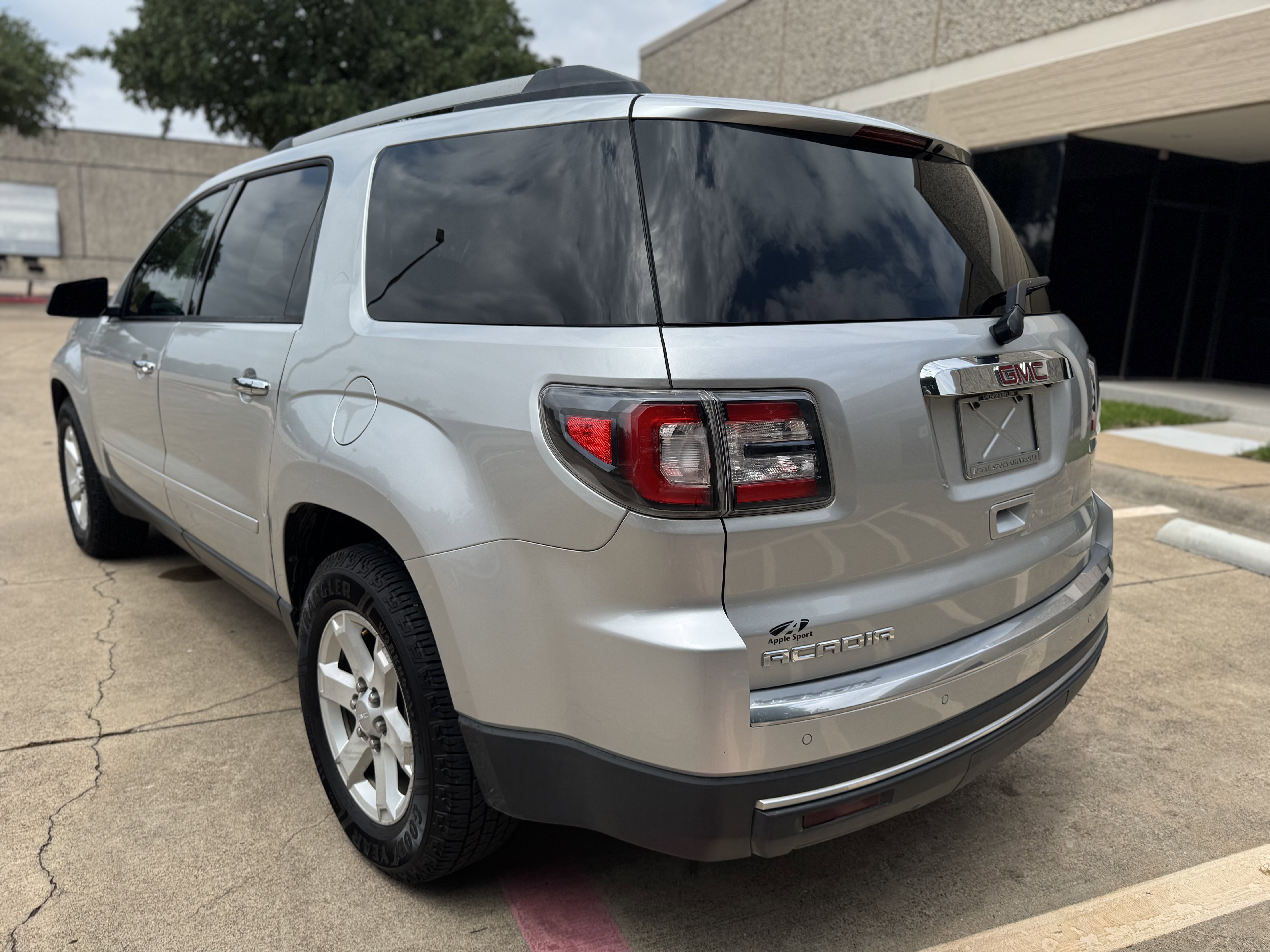 Used 2015 GMC Acadia SLE FWD image 4