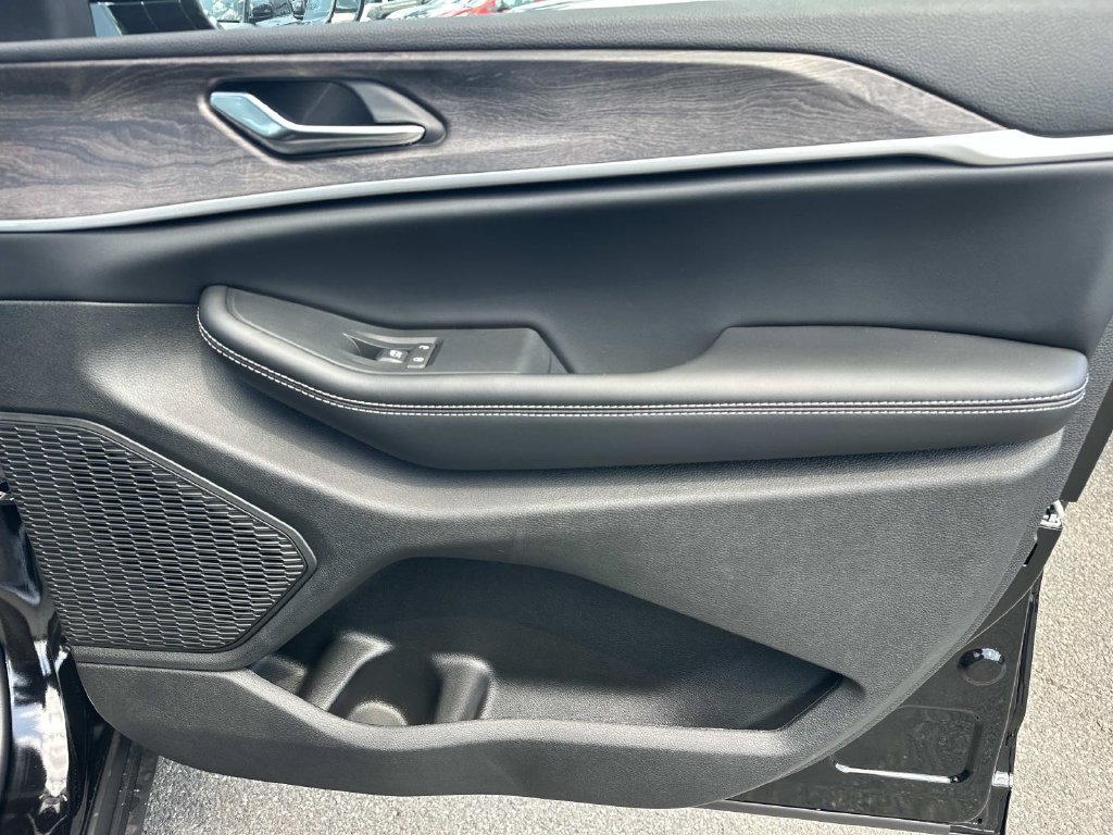 New 2027 Jeep Grand Cherokee Altitude AWD/4WD image 13