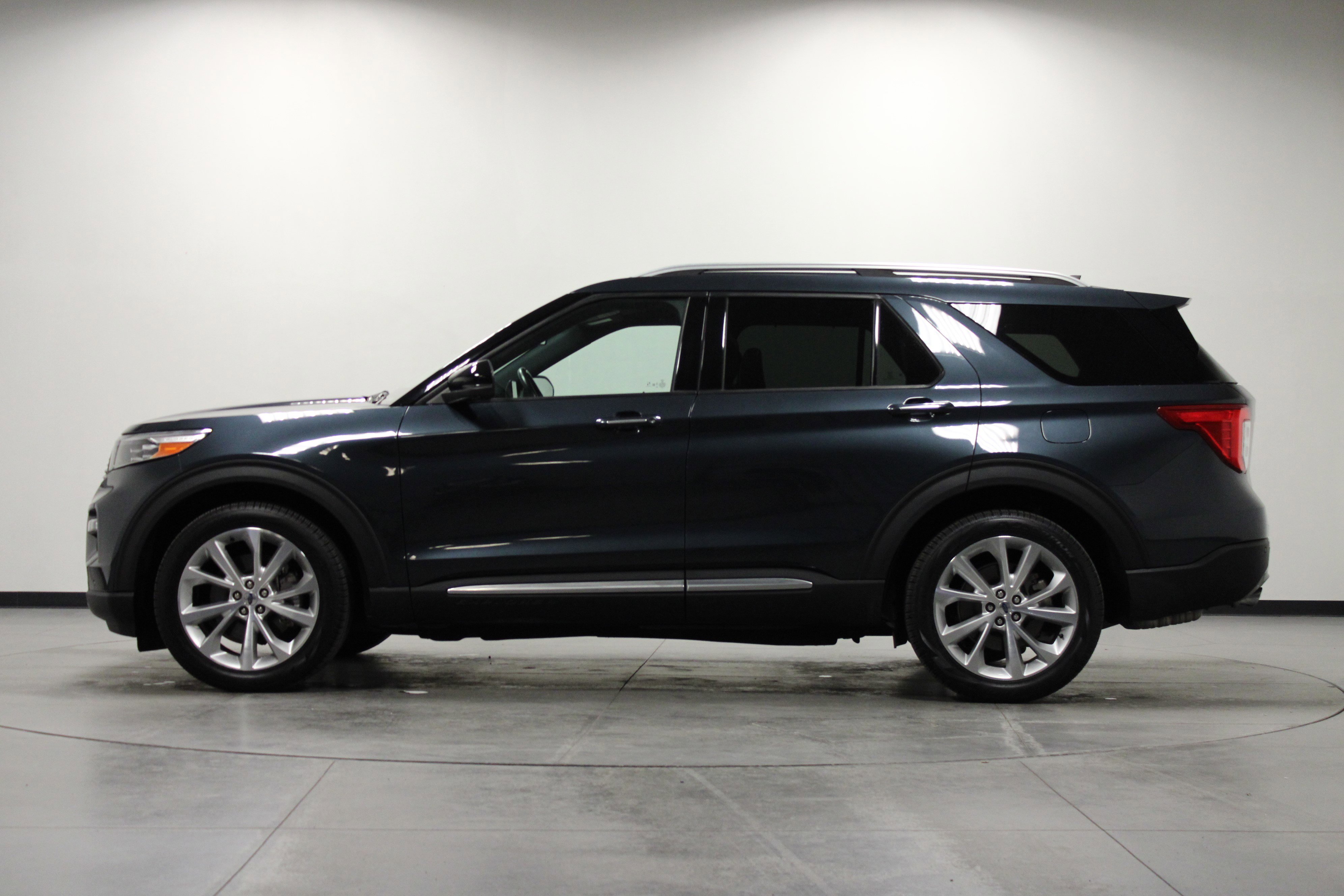 Used 2022 Ford Explorer Platinum w/ Technology Package RWD image 7