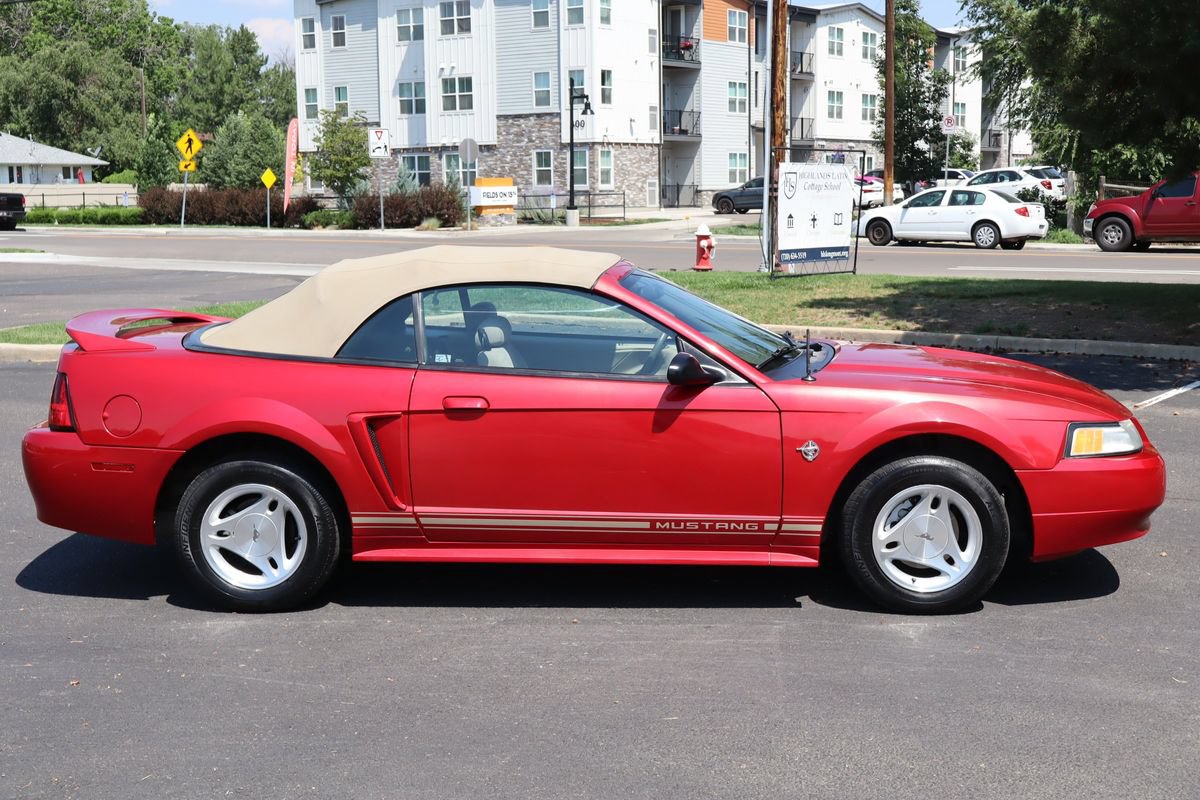 Used 1999 Ford Mustang Convertible RWD image 3