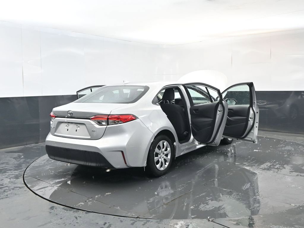 Used 2025 Toyota Corolla LE image 33