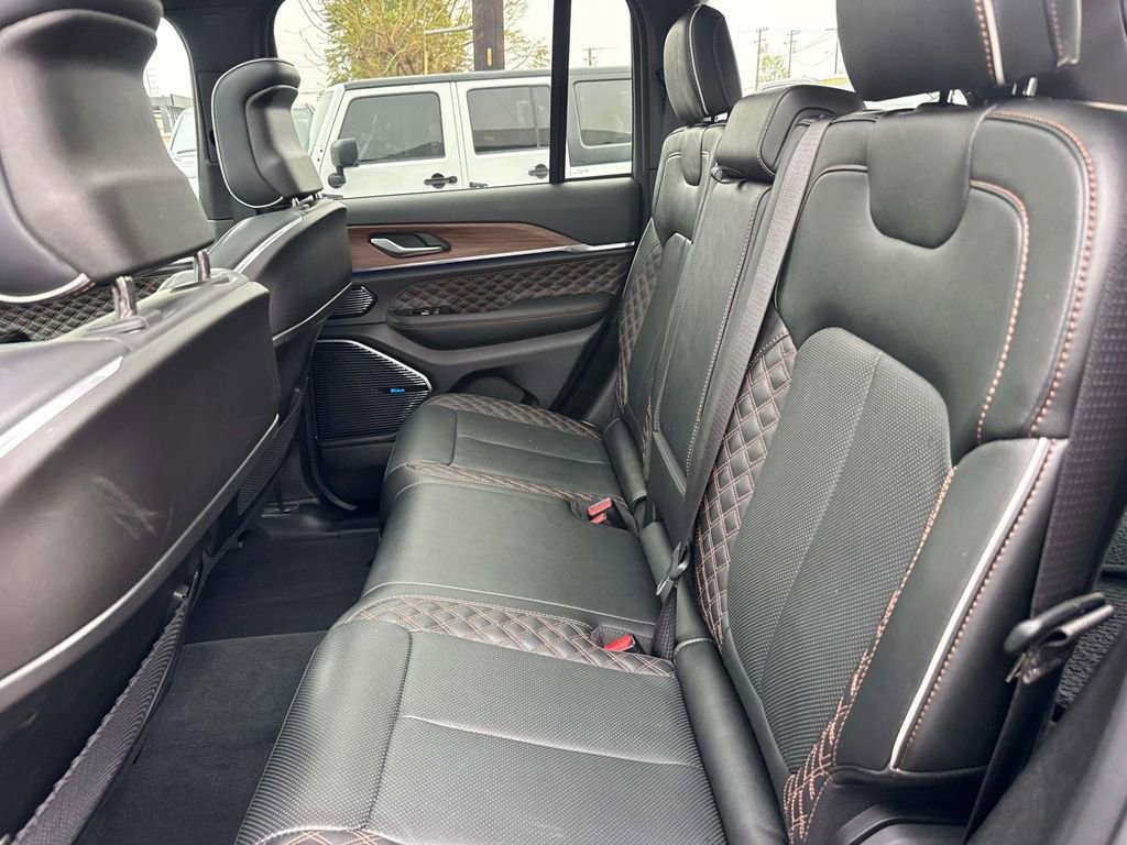 Used 2023 Jeep Grand Cherokee Summit AWD/4WD image 10
