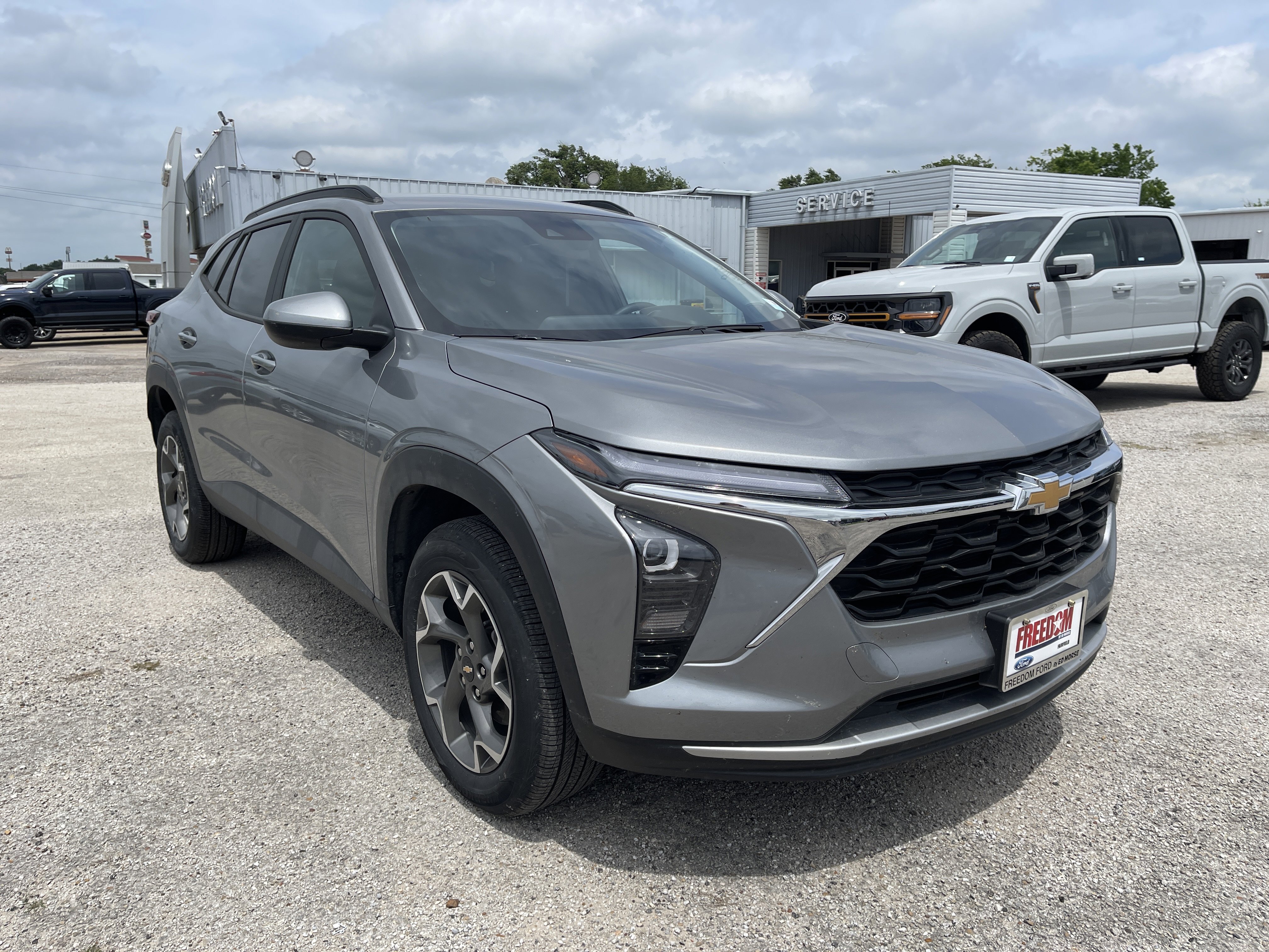 Used 2025 Chevrolet Trax LT FWD image 2