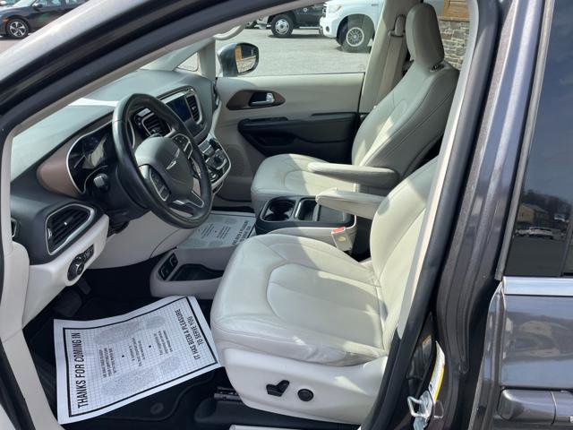 Used 2017 Chrysler Pacifica Touring-L w/ Tire & Wheel Group image 15