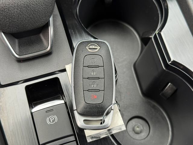 Used 2023 Nissan Rogue SV image 9