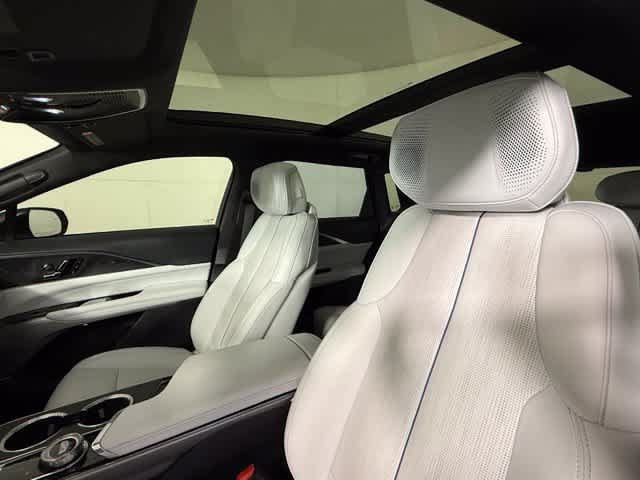 Used 2024 Cadillac Lyriq Luxury RWD image 17