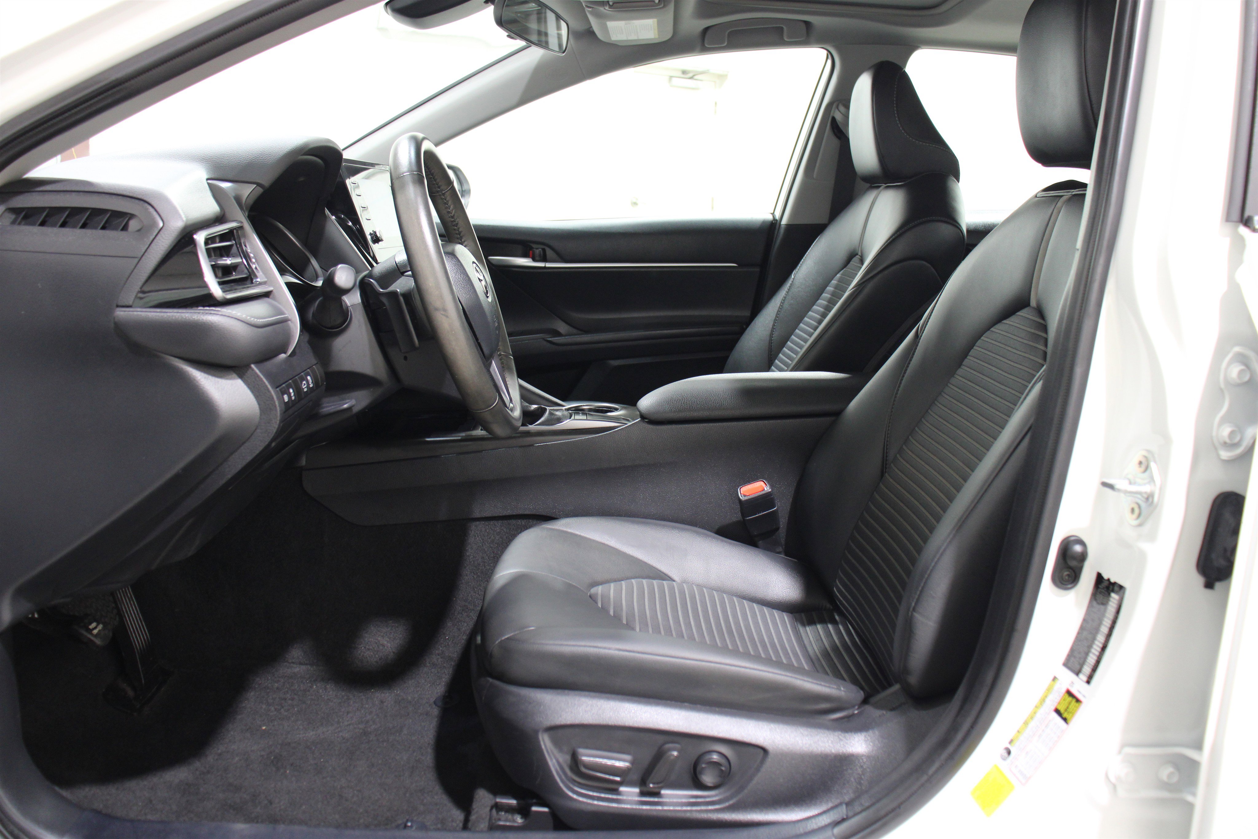 Used 2023 Toyota Camry SE image 2