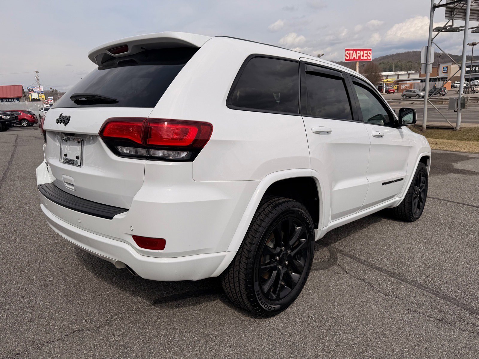 Used 2022 Jeep Grand Cherokee Laredo X image 6