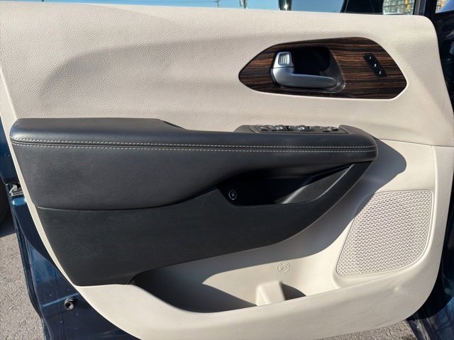 Used 2023 Chrysler Pacifica Limited image 22