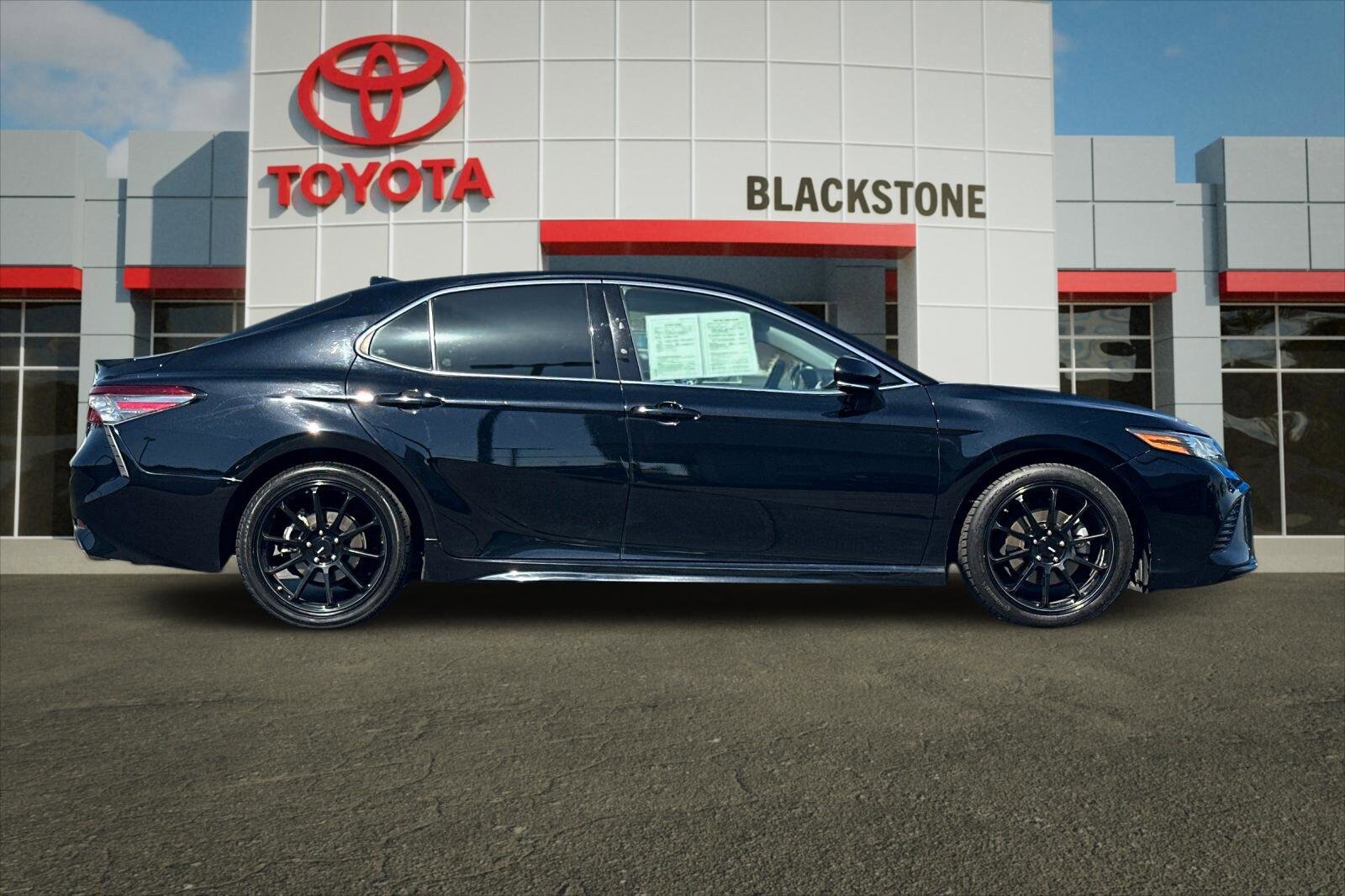 Used 2018 Toyota Camry XSE FWD image 2