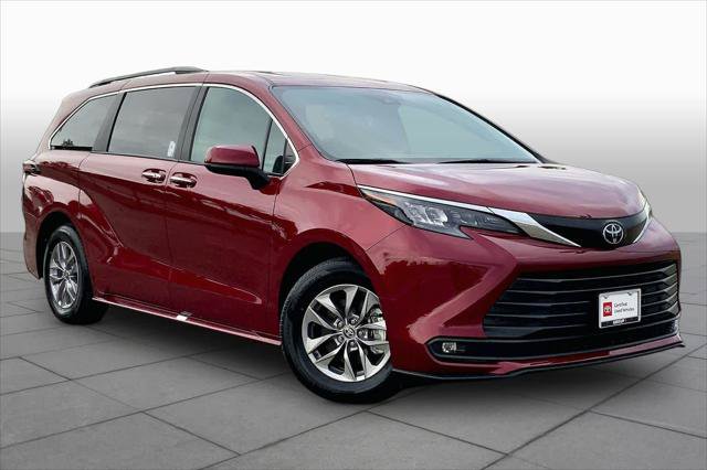 Certified 2026 Toyota Sienna XLE FWD image 3