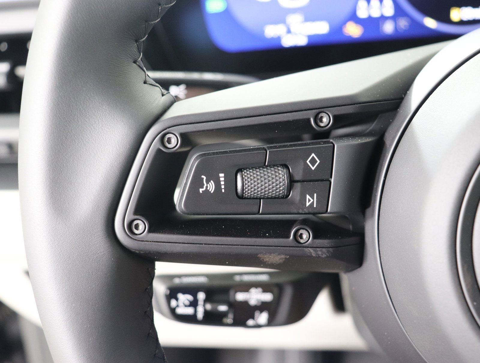 Certified 2025 Porsche Macan Electric RWD image 20