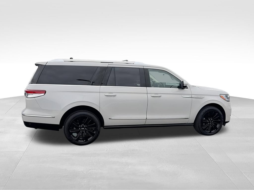 Used 2024 Lincoln Navigator L Reserve w/ Monochromatic Package AWD/4WD image 9