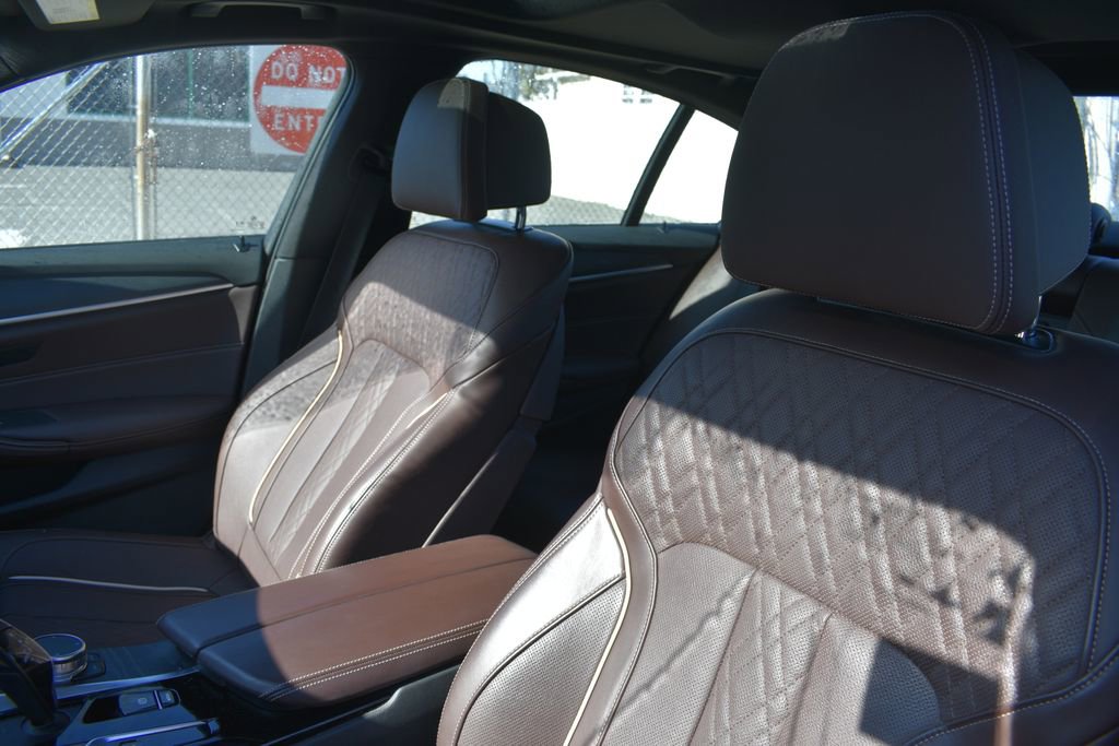 Used 2023 BMW 530e xDrive w/ Premium Package image 10